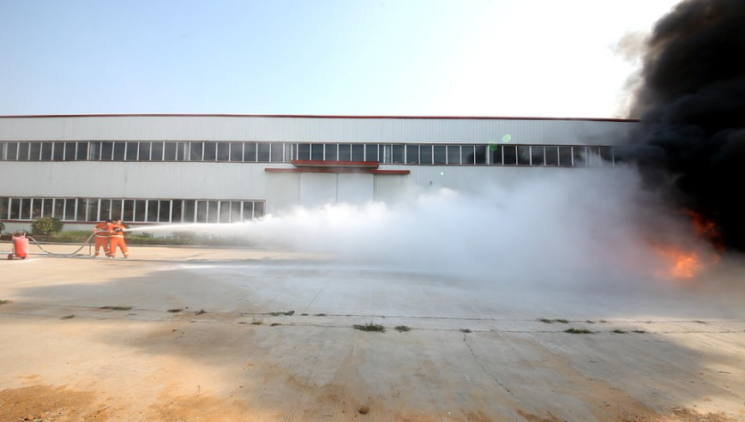 Picture 2、Spray out mixed water and powder to put out oil fire